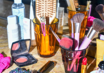 KHÔNG CHỈ LÀ CÁI LY: 3 BÍ KÍP “BIẾN HÌNH” THÀNH VẬT DỤNG DECOR ĐA NĂNG